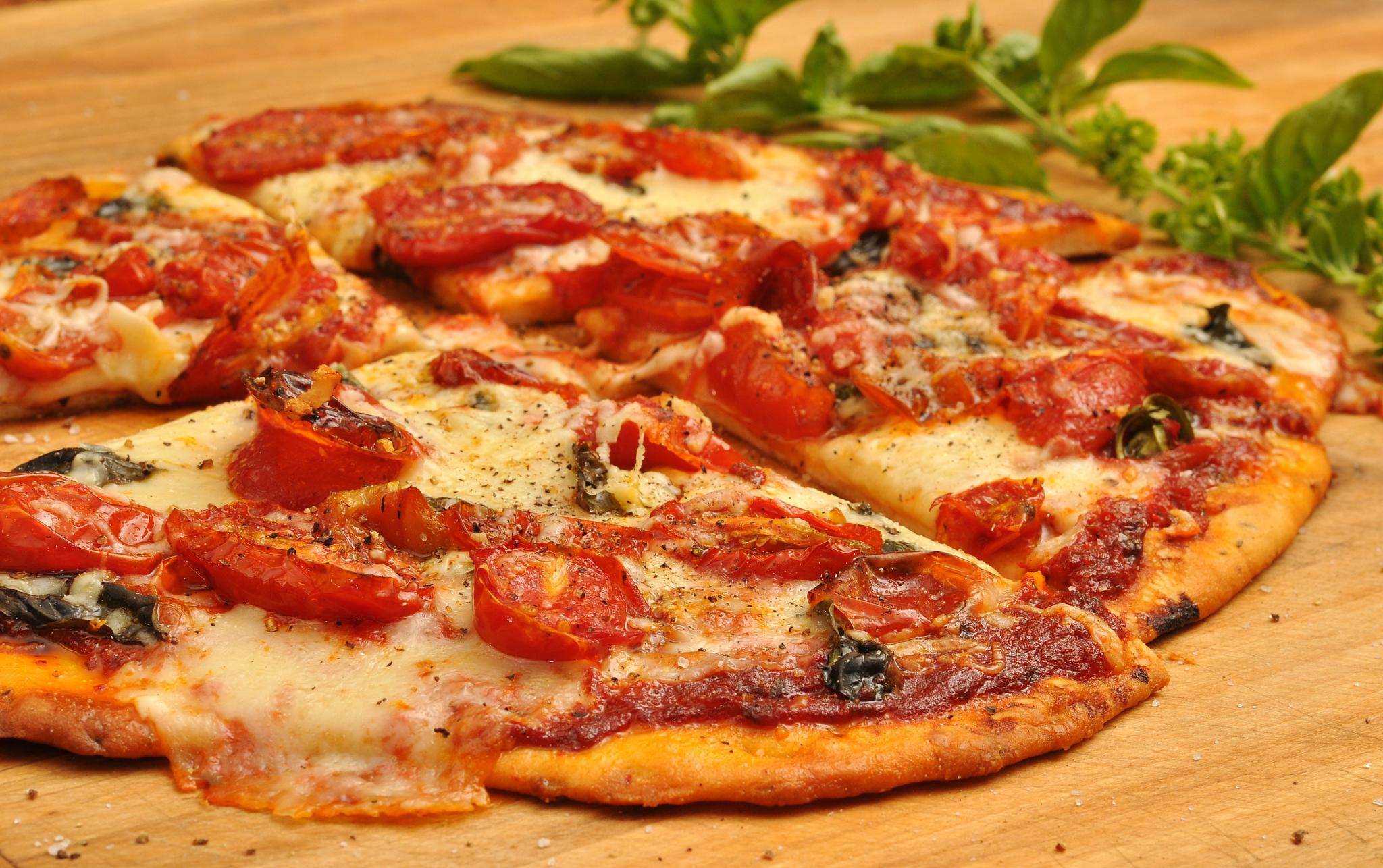 Reteta reala de pizza margherita cu rosii si mozzarella
