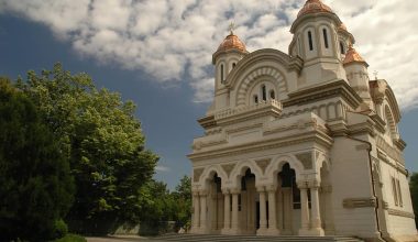 Catedrala Arhiepiscopală din Galați, cunoscută oficial sub denumirea de Catedrala Arhiepiscopală "Sfântul Apostol Andrei", este amplasată în centrul orașului, pe strada Domnească nr. 141, unul dintre bulevardele principale ale Galațiului.