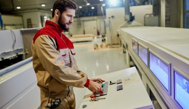 Cum se monitorizează consumul de materiale într-un proces CNC?