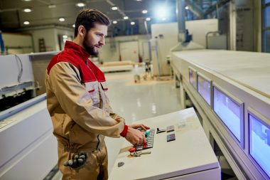 Cum se monitorizează consumul de materiale într-un proces CNC?