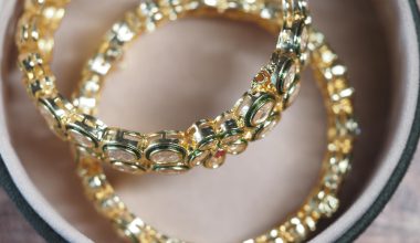 Aur galben sau aur alb pentru verighete? Ghidul complet al alegerii