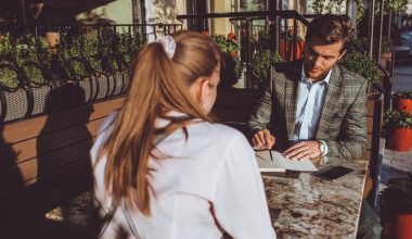 Ce diferențe de planificare apar la evenimente indoor versus outdoor?